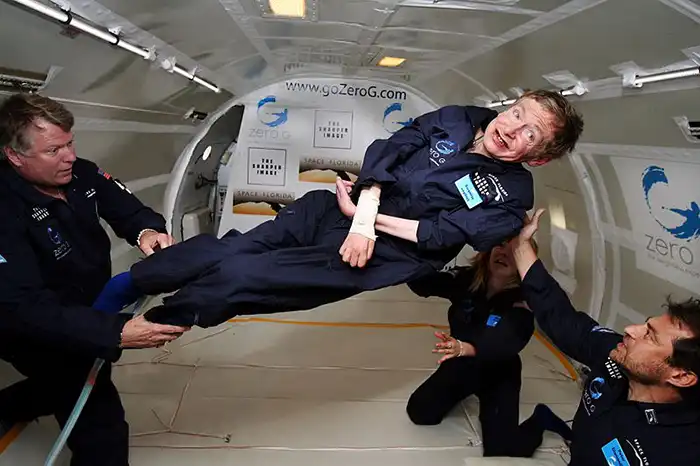El 26 de abril de 2007, Stephen Hawking (al centro) experimentó gravedad cero a bordo de un avión Boeing 727 modificado. Foto: Jim Campbell