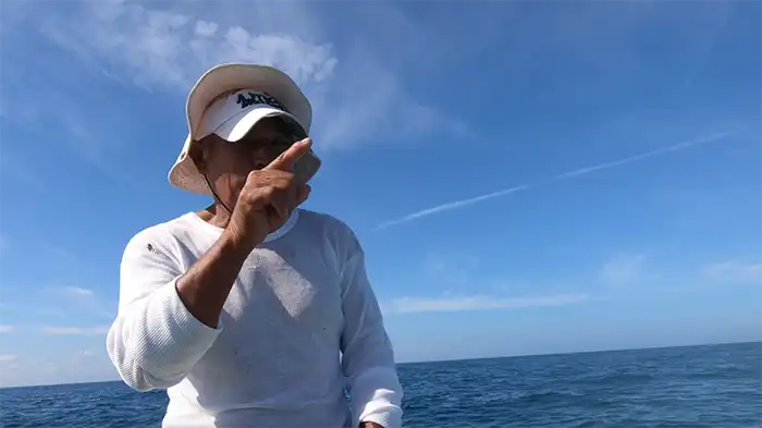 Don Toño explica que solo hay una manera legal de pescar al pulpo, se llama gareteo. Foto: Benjamín Magaña.
